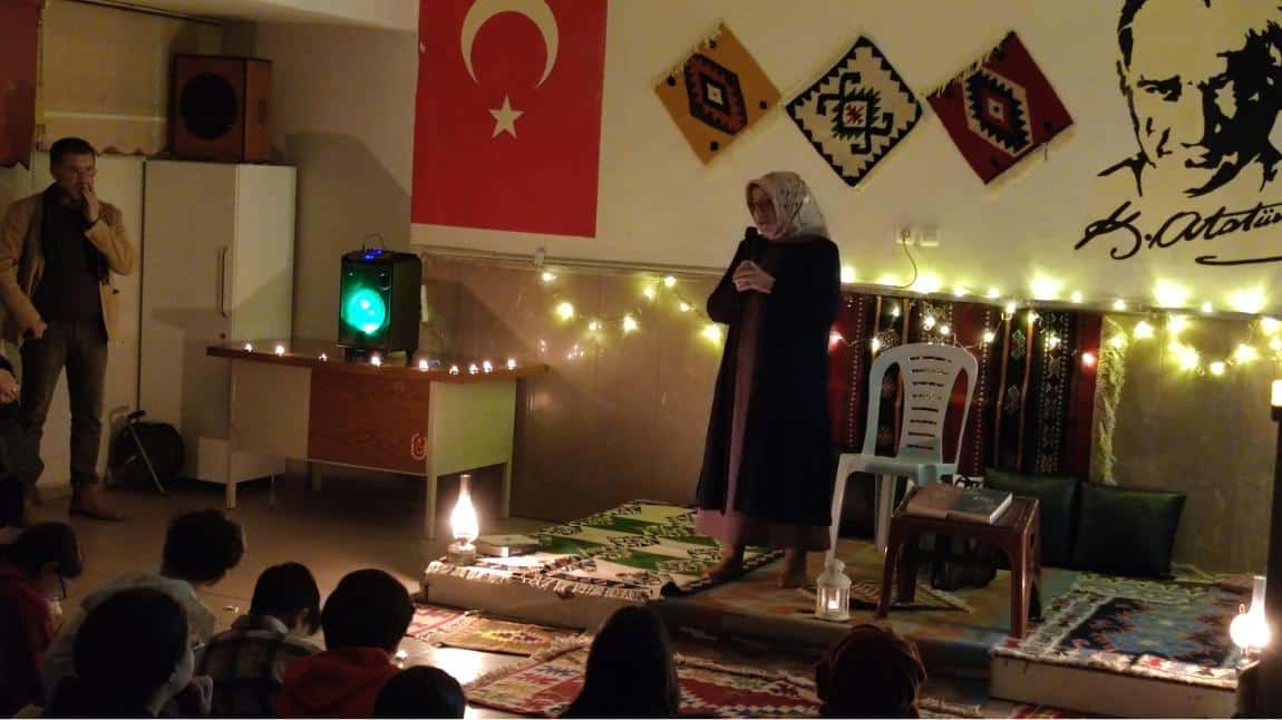 21 Aralık En Uzun Gecede Eğitimci Yazar Ayşe BENEK KAYA Öğrencilerimize Masallar anlattı.