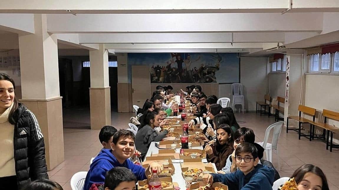 8. Sınıf öğrencilerimizle pizza günü yaptık.